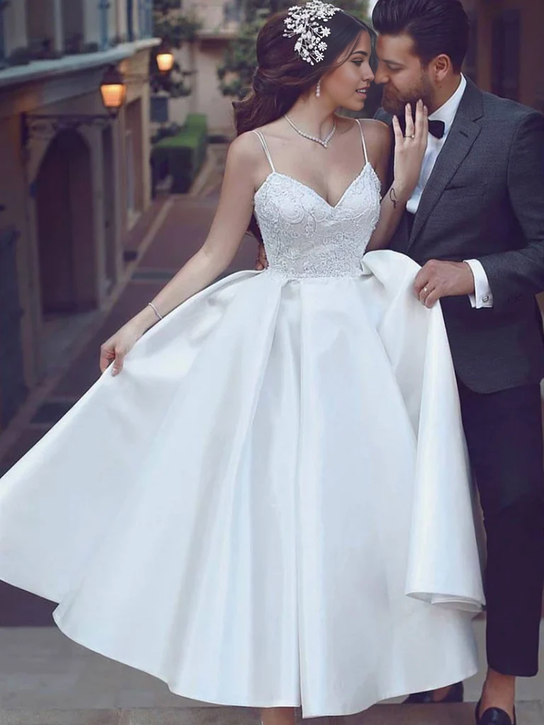 Vestidos de fiesta blancos de corte A con escote en forma de corazón y longitud hasta la rodilla para novias